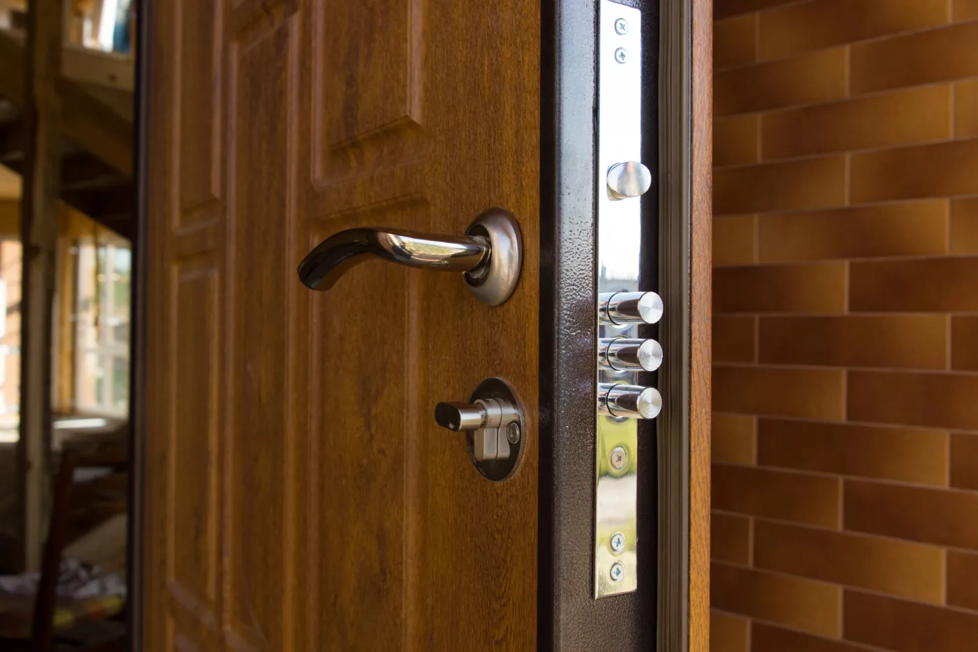 Serrure multipoints sur une porte d'entrée de pavillon à Beynes, vallée de la Mauldre