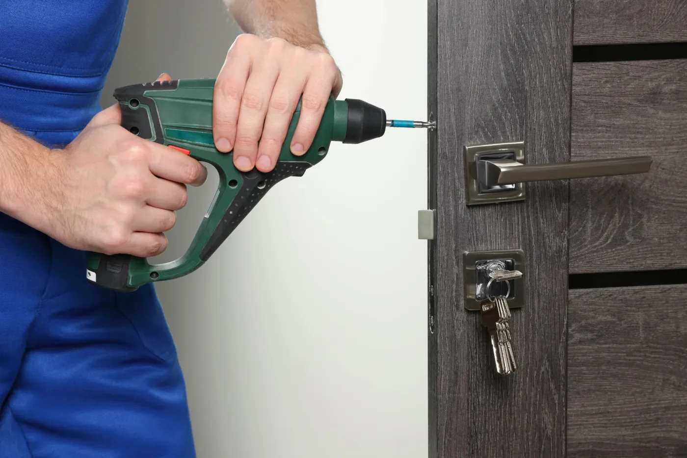 Pose d'un cylindre avec trousseau de clés sur une porte de maison à Beynes