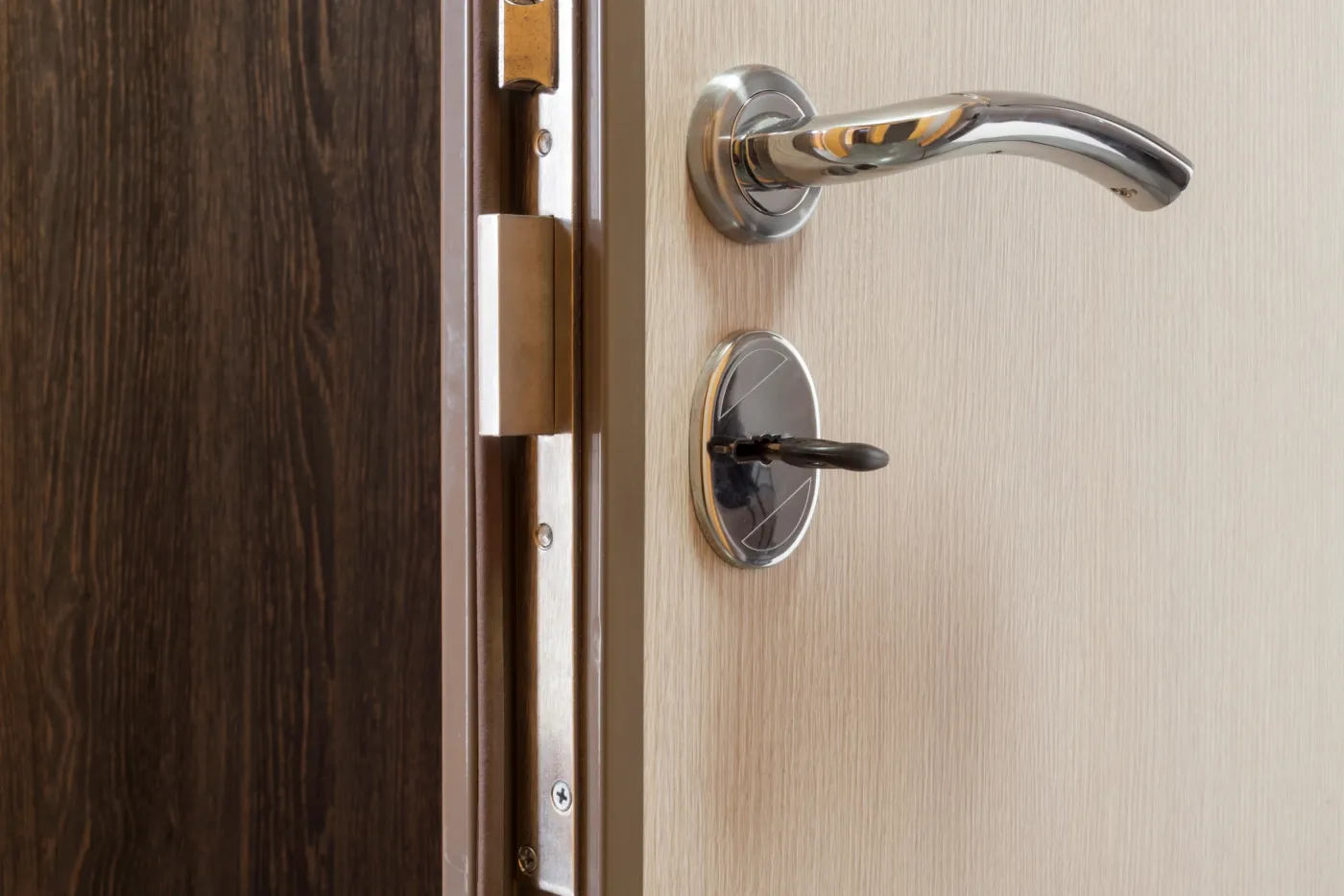 Réglage d'une poignée et d'une serrure sur une porte d'entrée dans les Yvelines